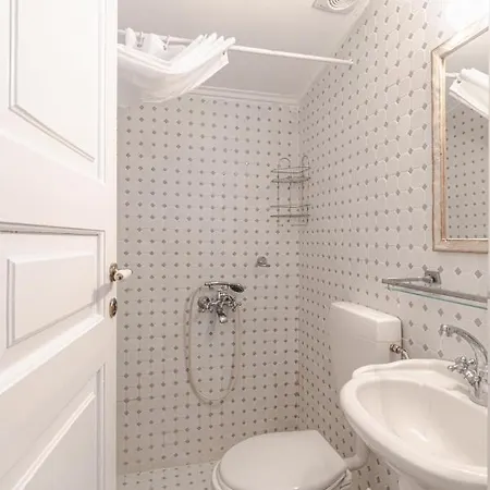 Seafront House In By Explore بيت للعطل *