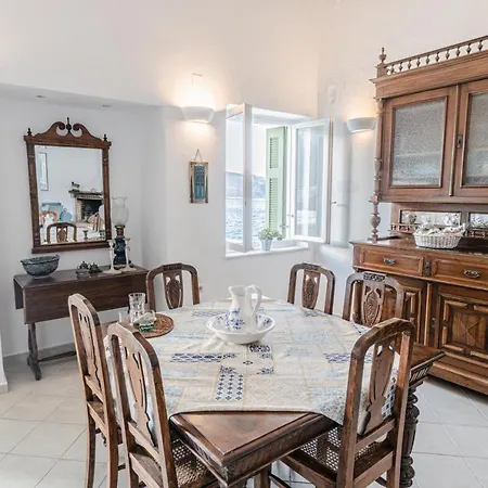 Seafront House In By Explore بيت للعطل